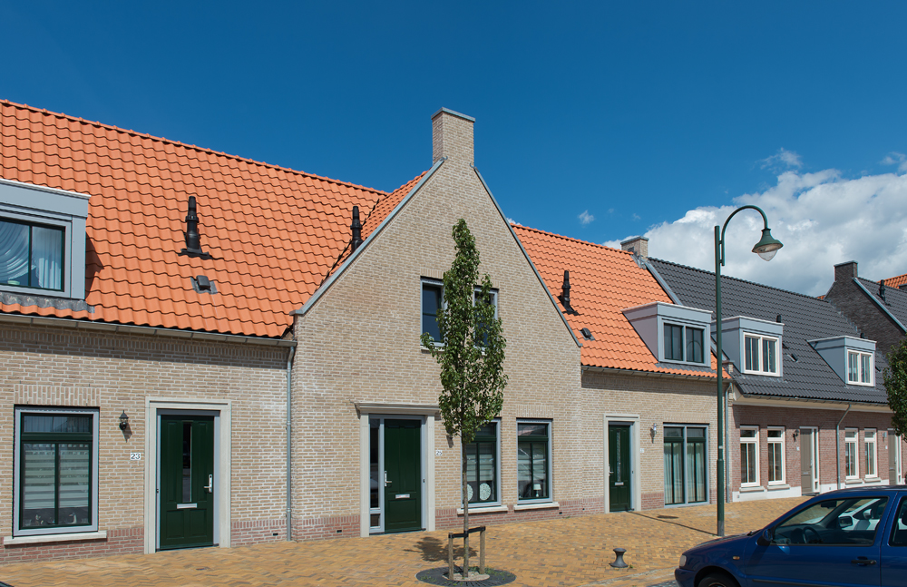 https://sakol.staging.planb.nl/content/uploads/2026/03/Sint-Annaland-Havenplein-VH-Variabel-natuurrood-en-blauw-gesmoord-naturel-3.jpg